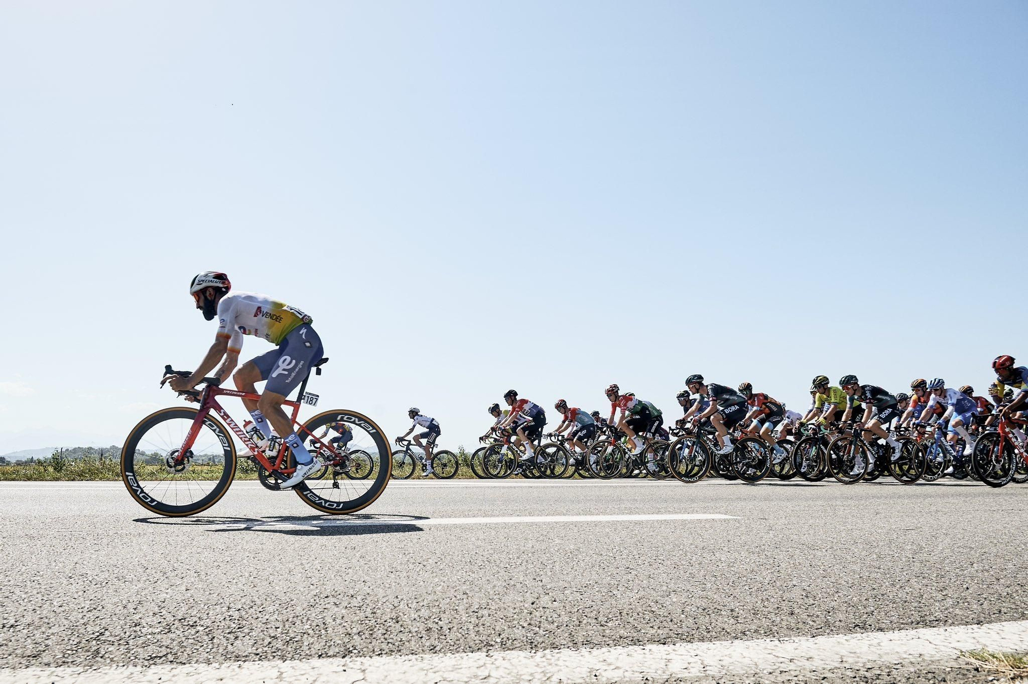 Paso del pelotón por una carretera navarra.
