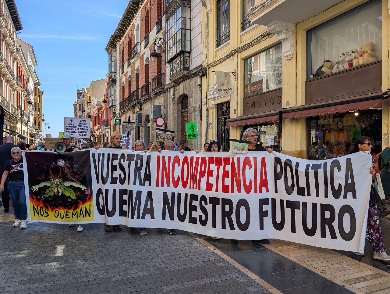 Protesta en León contra la gestión de la Junta de los incendios forestales de este verano.