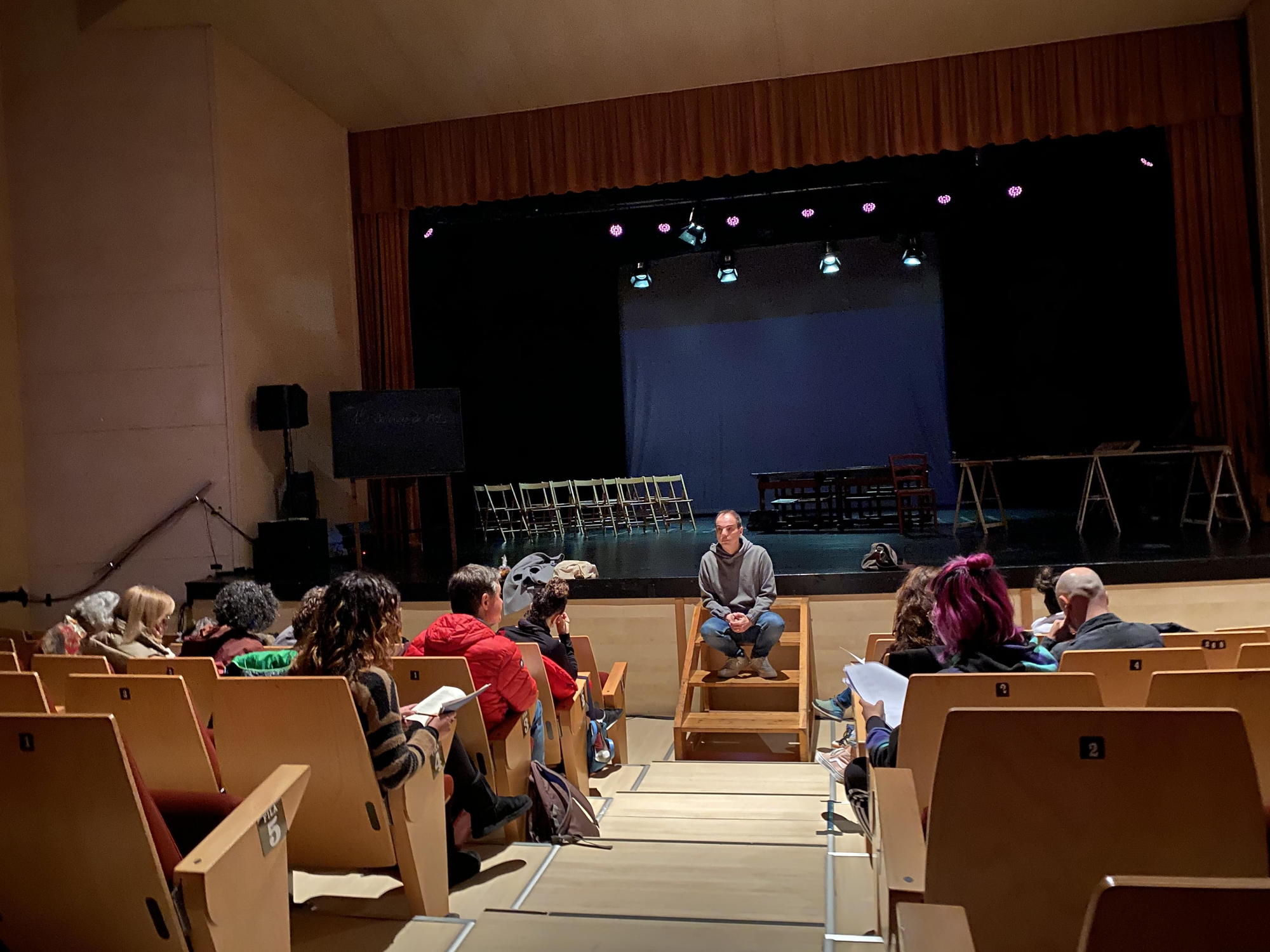 Alberto Conejero charla con los actores durante el ensayo