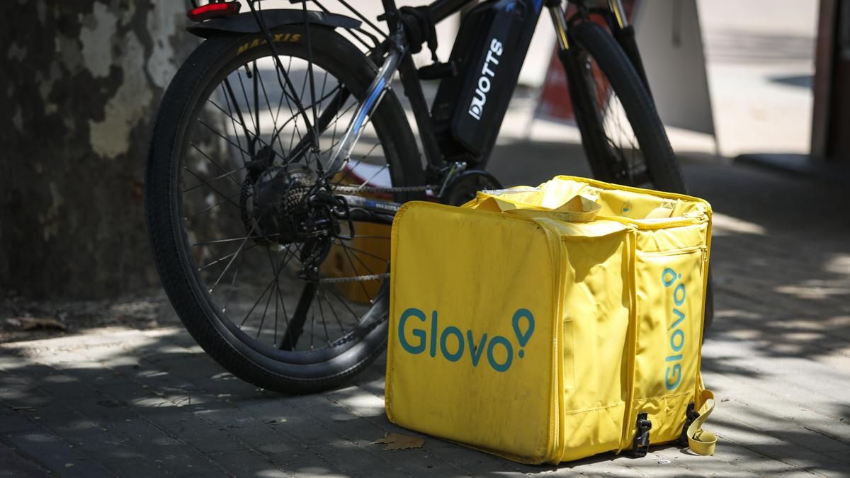 Repartidor de Glovo a las horas de más calor en Córdoba
