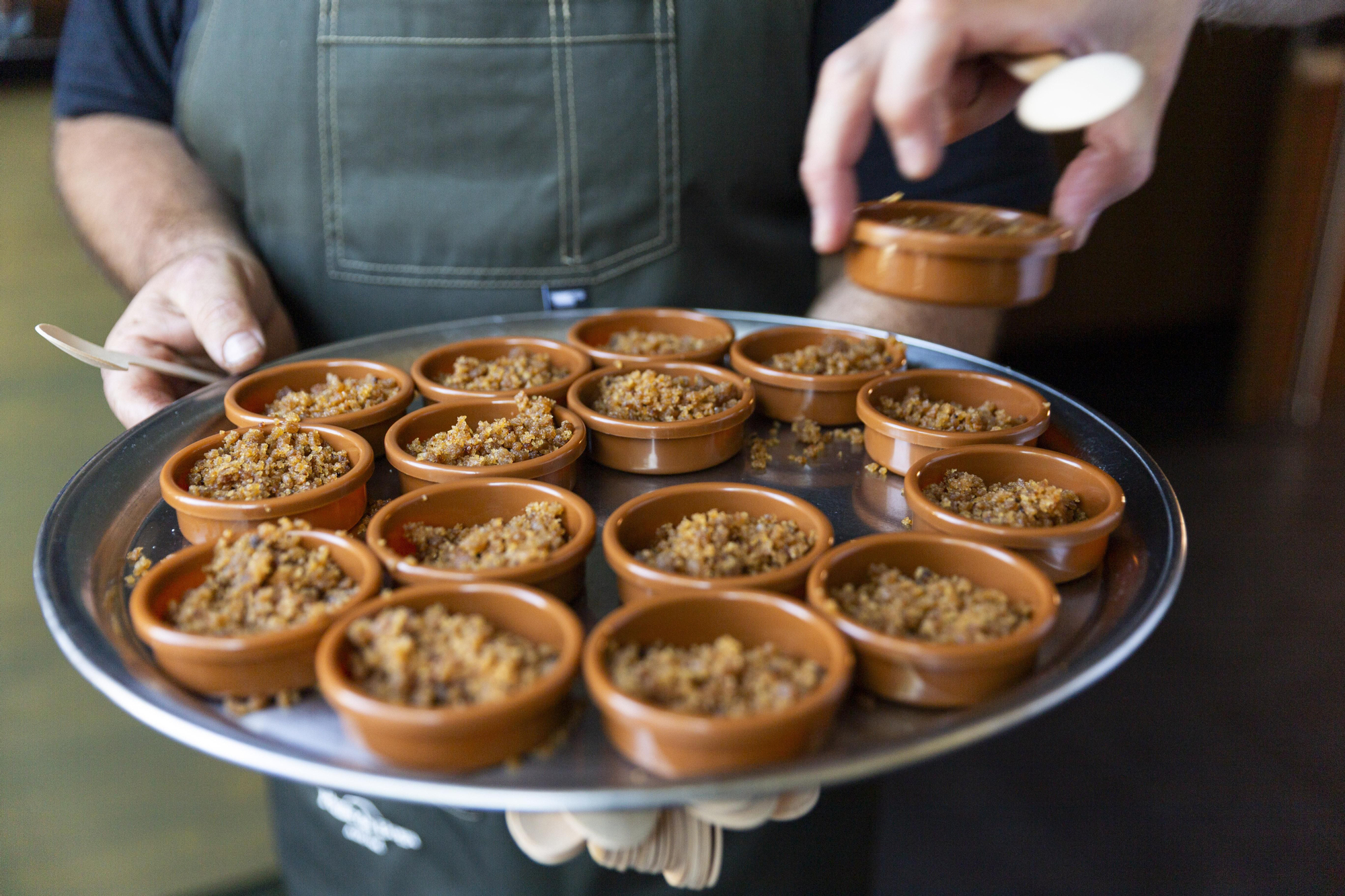 Detalle de una prueba gastronómica para los participantes en Gastrollar en Asturias.