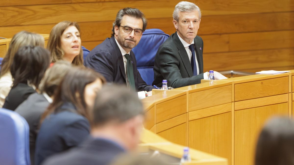 El presidente de la Xunta de Galicia, Alfonso Rueda (derecha), junto a su conselleiro de Presidencia Diego Calvo en el Parlamento de Galicia el 3 de junio de 2026