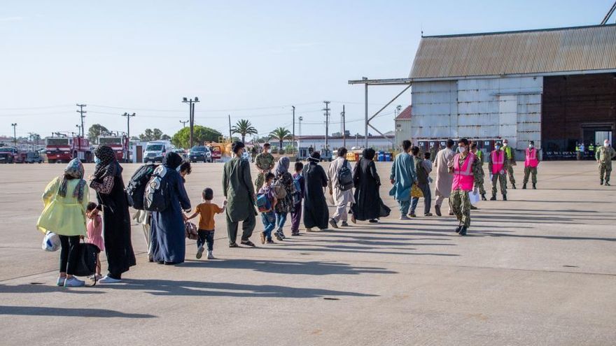 Un grupo de refugiados afganos llegan a la base de Rota en un avión militar estadounidense.