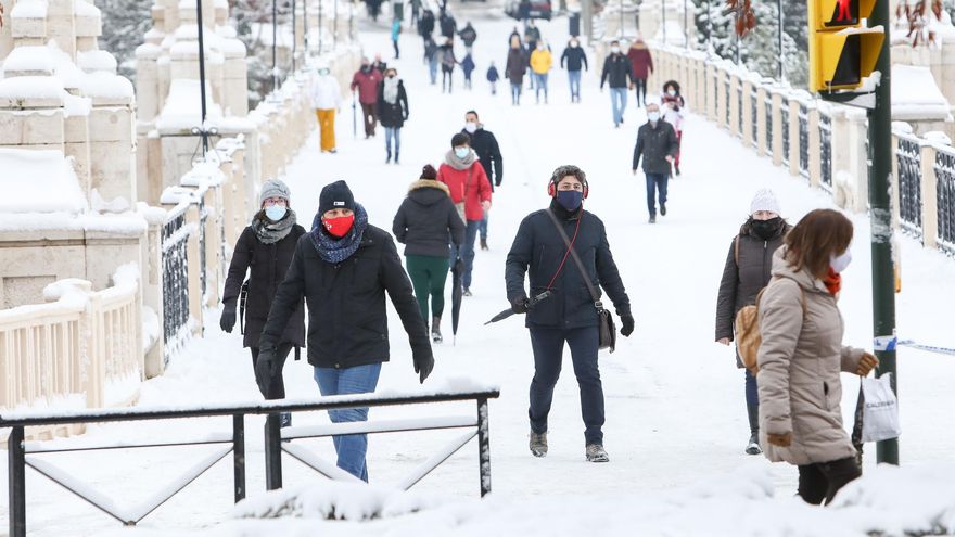 Varias personas con mascarilla pasean por Teruel en plena ola de frío