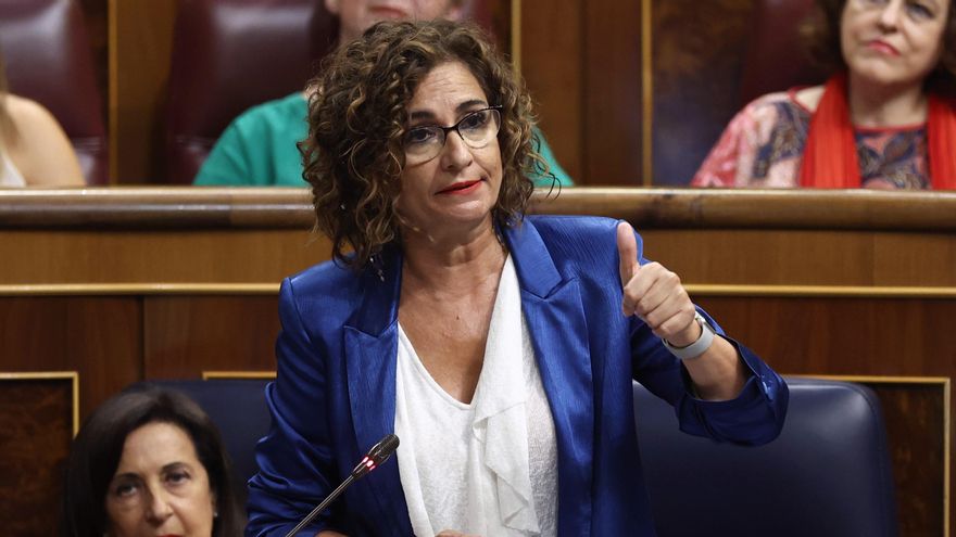 La ministra de Hacienda, María Jesús Montero, interviene durante una sesión plenaria en el Congreso de los Diputados.