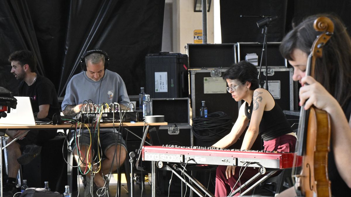Los técnicos junto a Paula Morais y Sara Muñiz sobre el escenario.