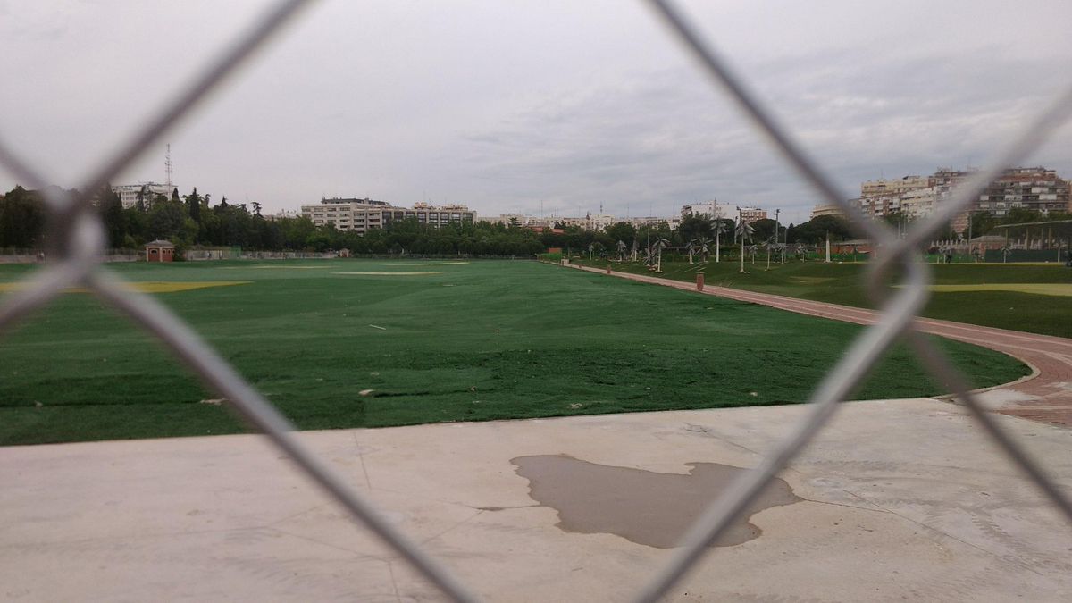 Vista del antiguo campo de Golf Canal, desde la valla que impide el acceso | SOMOS CHAMBERÍ