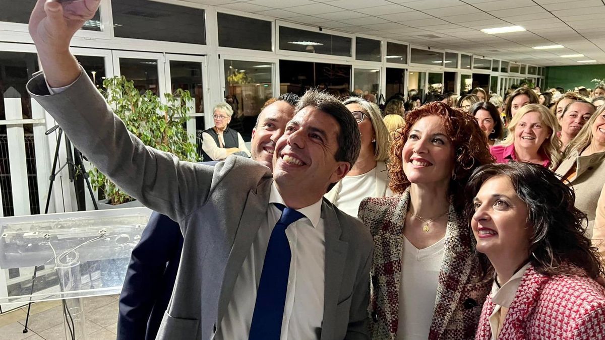 Imma González, en el centro, junto al president Carlos Mazón.