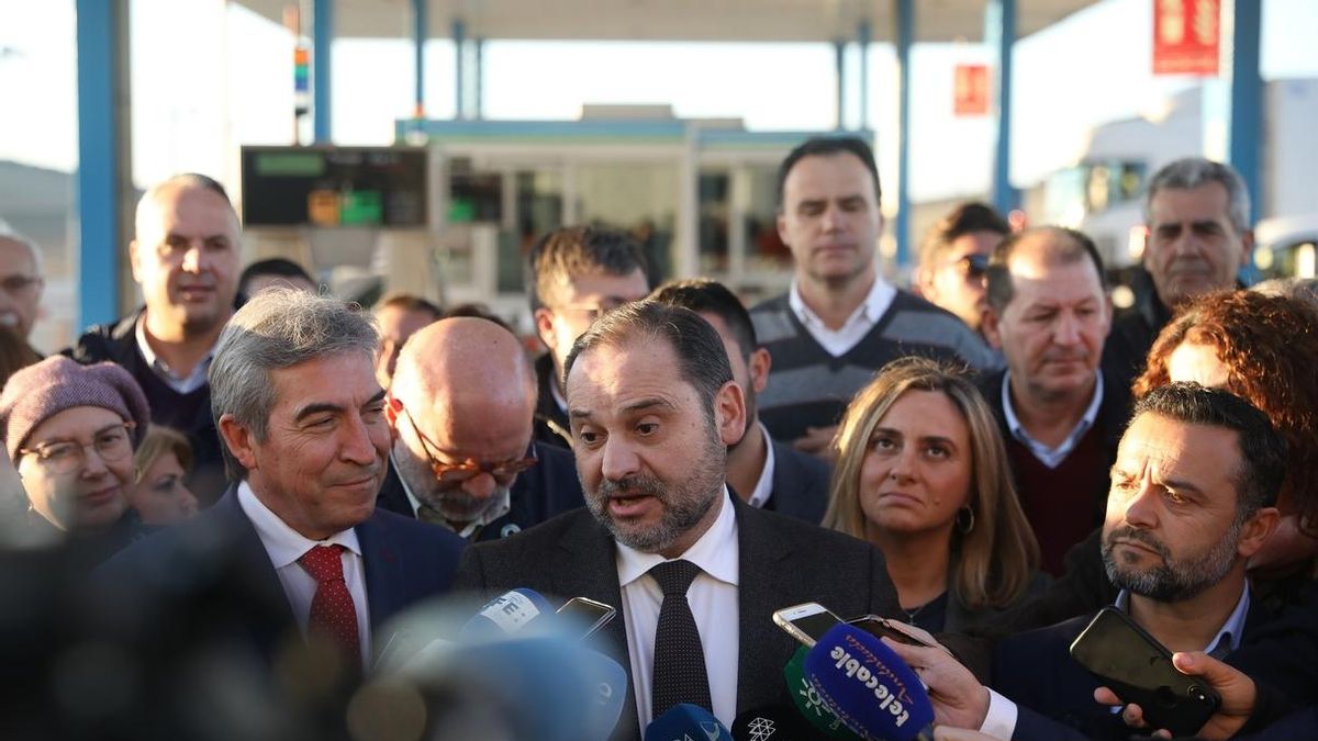 Ábalos apunta a un ahorro de 80 millones para los usuarios tras el fin del peaje entre Cádiz y Sevilla