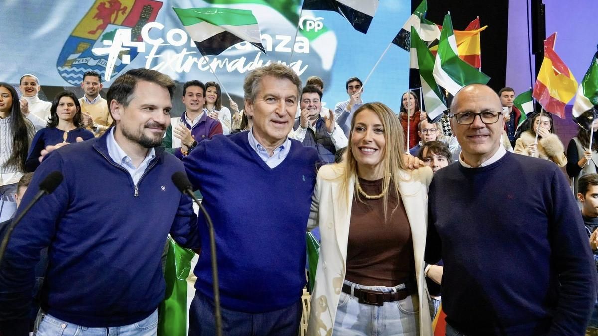 La presidenta de la Junta y candidata del PP, María Guardiola, junto al presidente del PP, Alberto Núñez Feijóo (i) y el alcalde de Navalmoral de la Mata, Enrique Hueso (d)