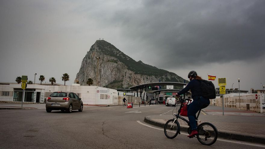 Archivo - Tránsito de coches y personas en la frontera de Gibraltar