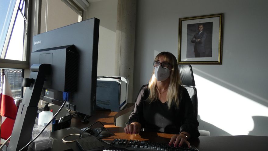 La directora general de Vivienda de Cantabria en su despacho.