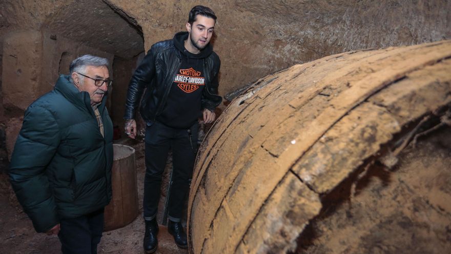 Claudiano Pellitero y su nieto Saúl Coque, rehabilitan una bodega familiar en el municipio leonés de Valdevimbre.