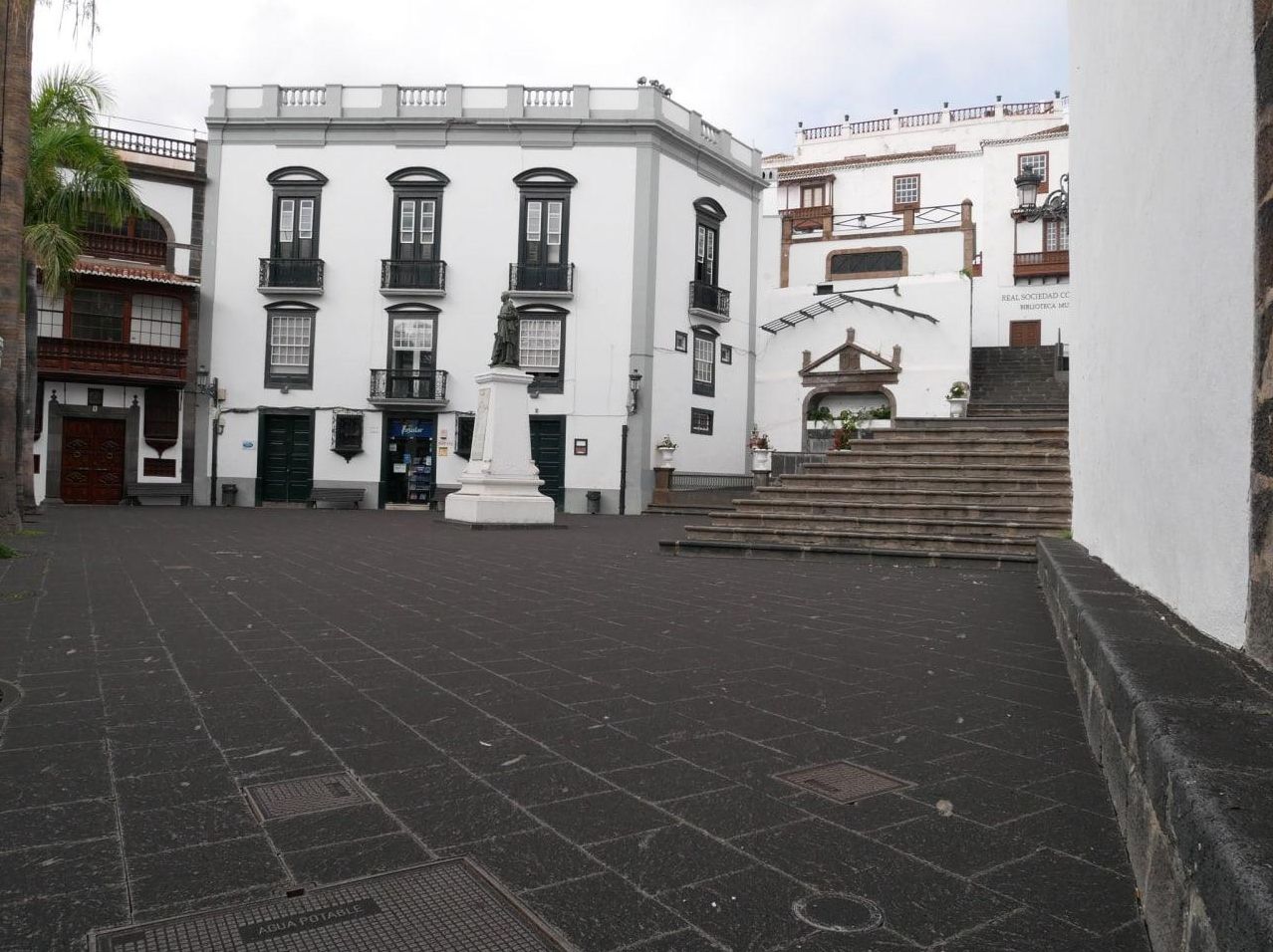 Una plaza en Santa Cruz de La Palma, cubierta por una capa de cenizas del volcán