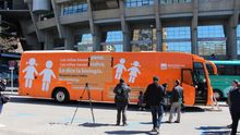 HazteOir coloca un nuevo mensaje tránsfobo en su autobús para llevarlo a Barcelona. / HazteOir