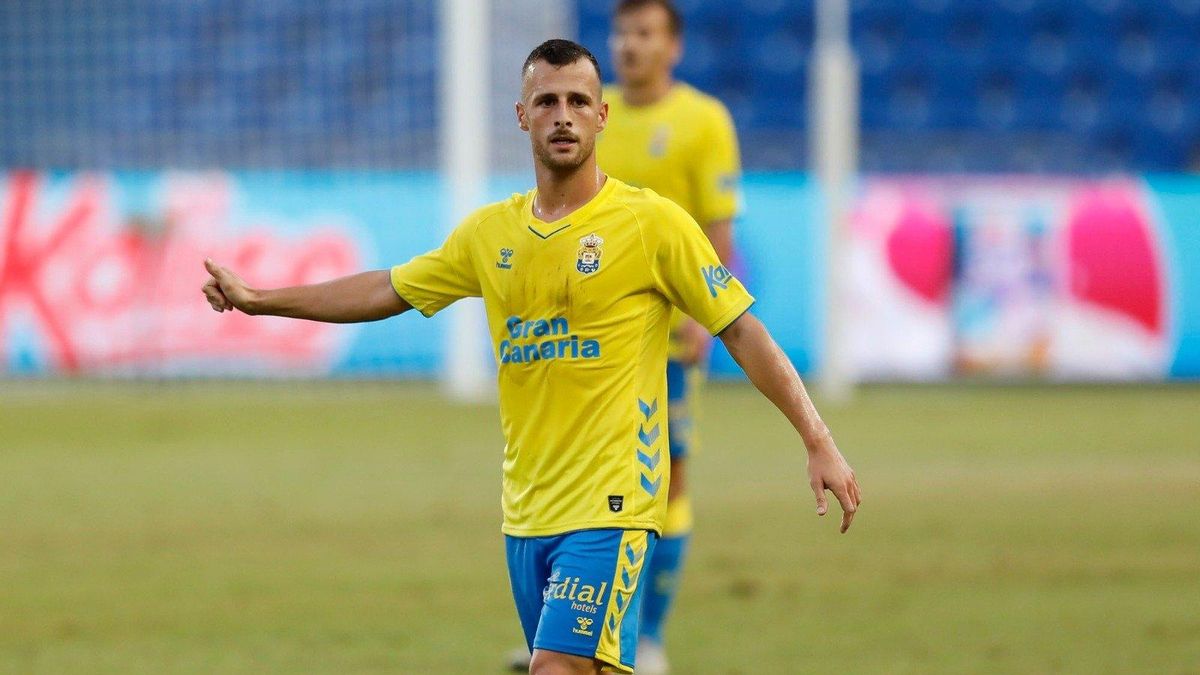 Ale Díez, en un partido con la  camiseta amarilla