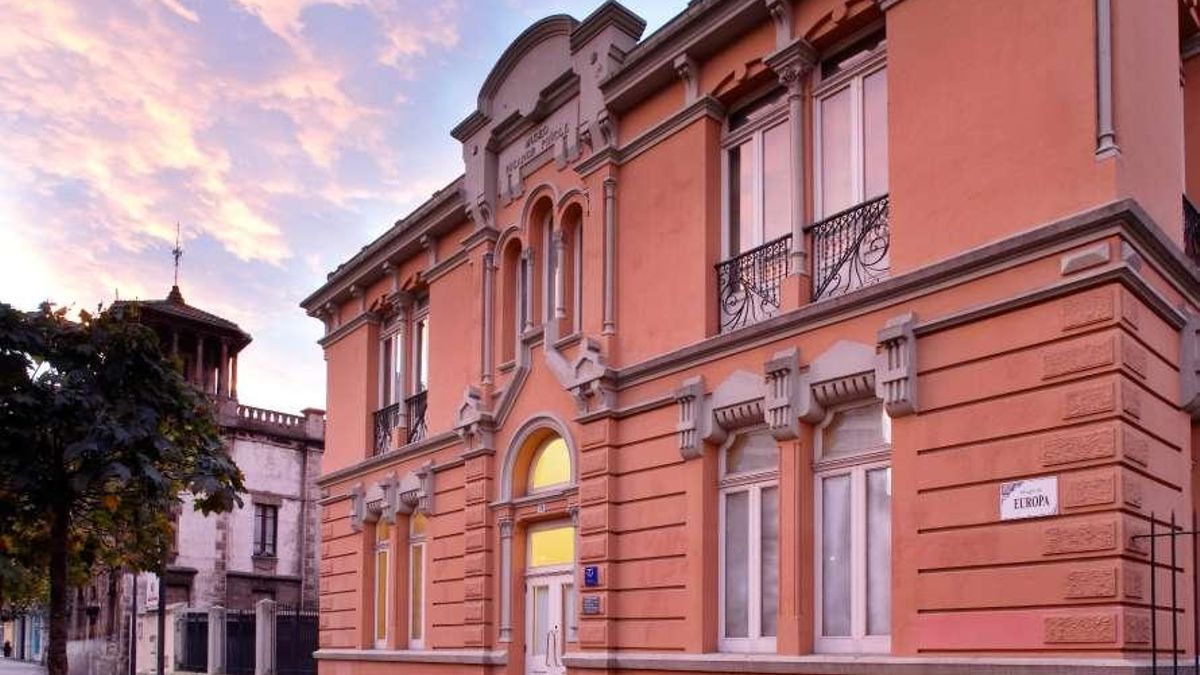 El nacimiento del museo fue posible gracias al compromiso de su viuda, Enriqueta Ceñal, que donó cientos de pinturas, dibujos y objetos personales