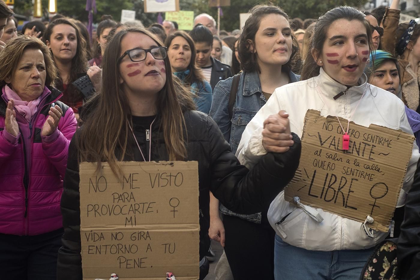 Manifestación feminista contra la sentencia de 'la Manada' en Santander. | JOAQUÍN GÓMEZ SASTRE