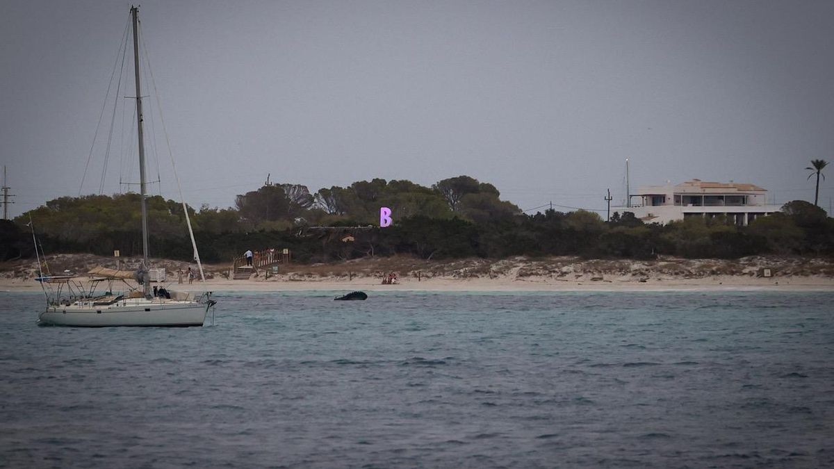 Una parte de los clientes que iban a bailar a los tardeos de Beso Beach fondeaba frente al negocio.