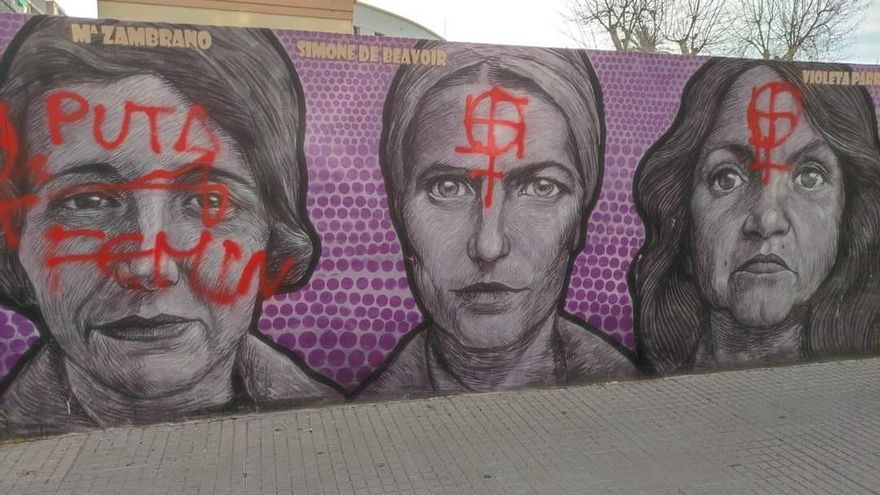 Imagen del ataque con pintadas al mural de la igualdad de Gandia.