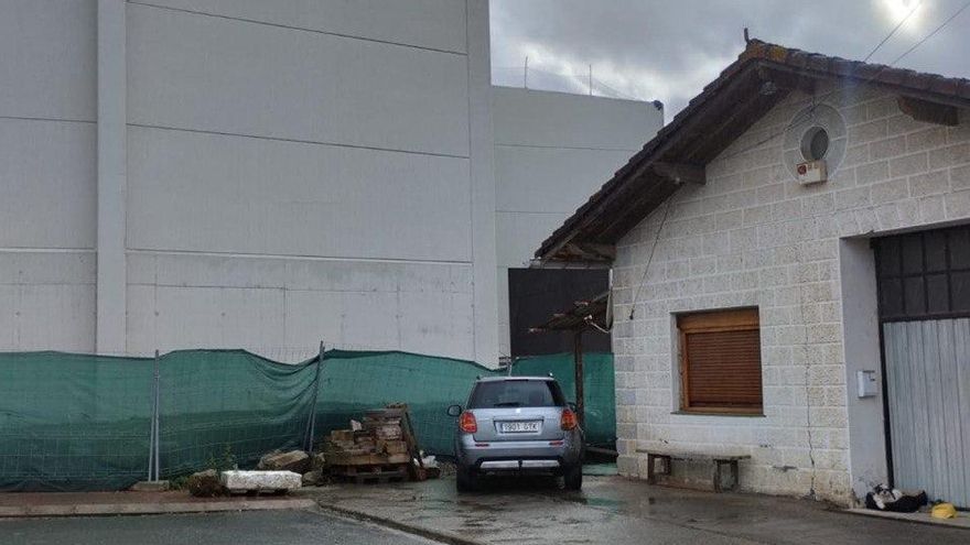 Vista del nuevo pabellón junto a la vivida afectada