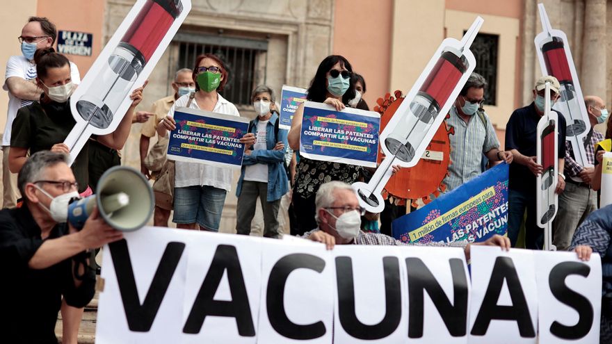 Concentración para reclamar la liberalización de las patentes de las vacunas contra la COVID-19 en Valencia.