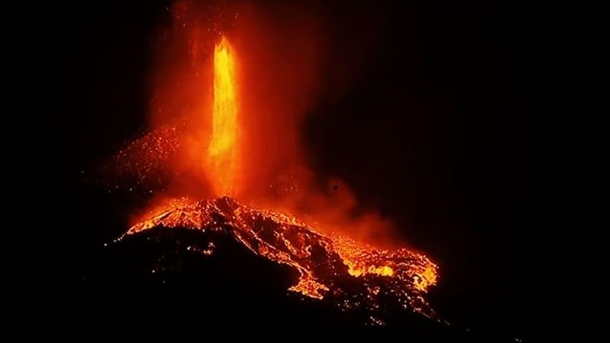 Imagen de la erupción volcán desde El Time. JOSÉ AYUT