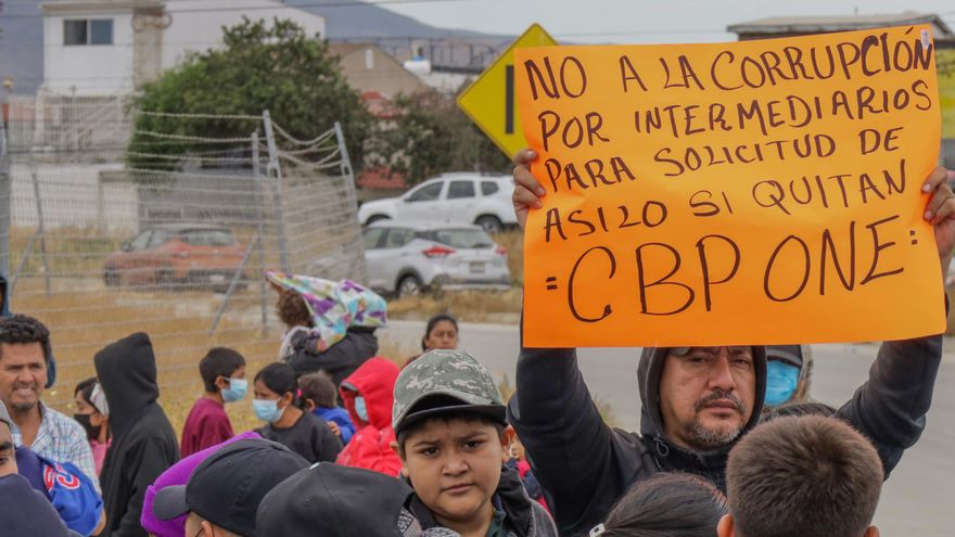 Cientos de migrantes piden en la fronteriza Tijuana que no se elimine aplicación CBP-One