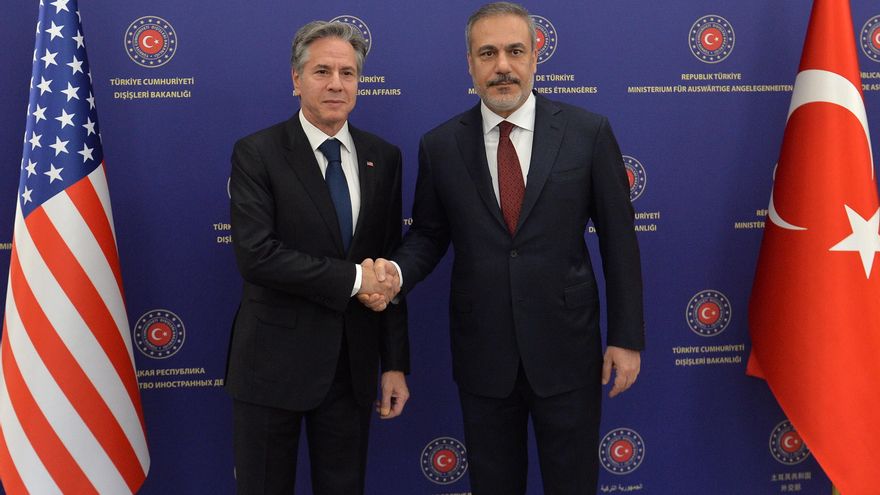 La policía turca ha dispersado este lunes una manifestación de ultranacionalistas turcos ante el Ministerio de Exteriores en Ankara, donde el titular de la cartera, Hakan Fidan, se hallaba reunido con su homólogo estadounidense, Antony Blinken.