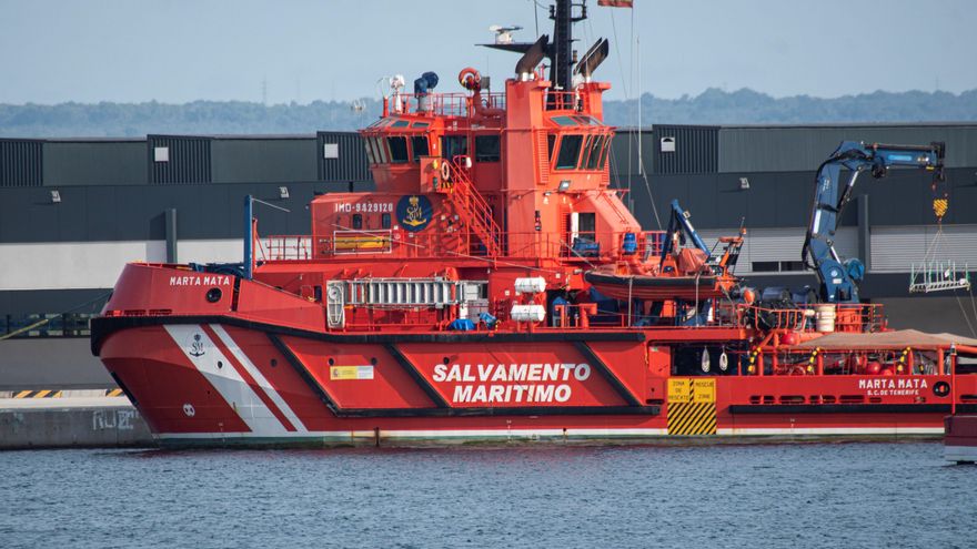 Rescatados 11 migrantes deshidratados en una patera a la deriva al sureste de Menorca