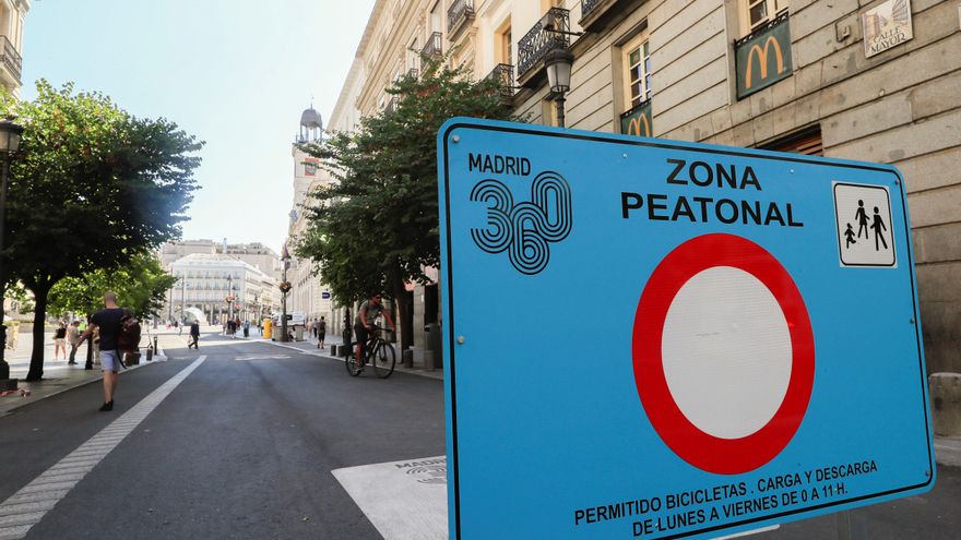 Un cartel informa a los conductores el cierre del acceso a la Puerta del Sol tras la peatonalización de la zona, este lunes en el centro de Madrid. EFE/Fernando Alvarado