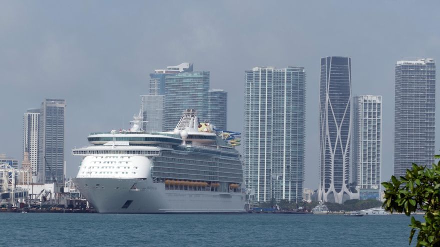 El primer crucero con pasajeros desde EE.UU. marca "nuevo amanecer" del sector