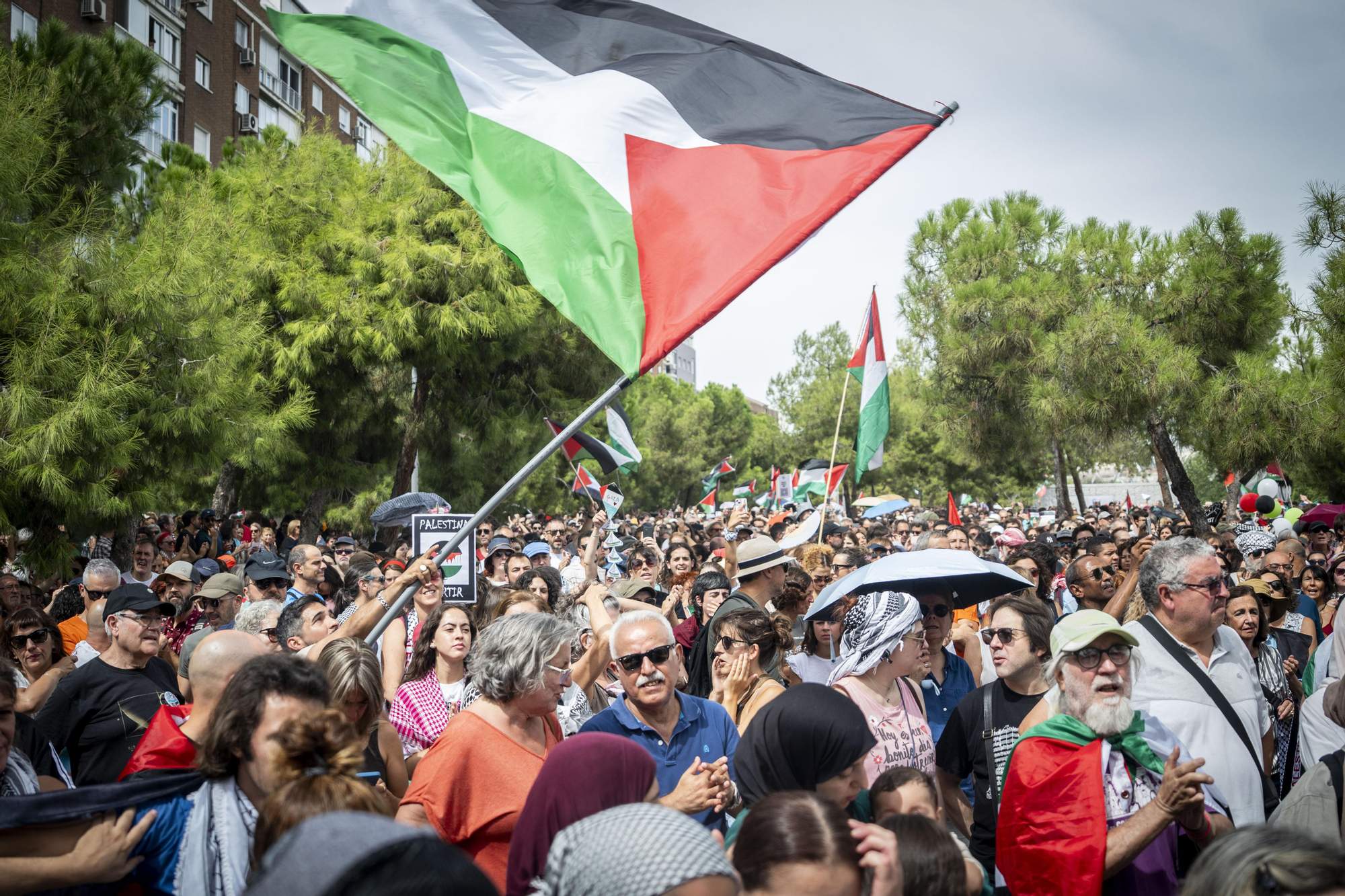Cientos de personas llenan las orillas de Madrid Río en solidaridad con Gaza y para apoyar a la Global Sumud Flotilla