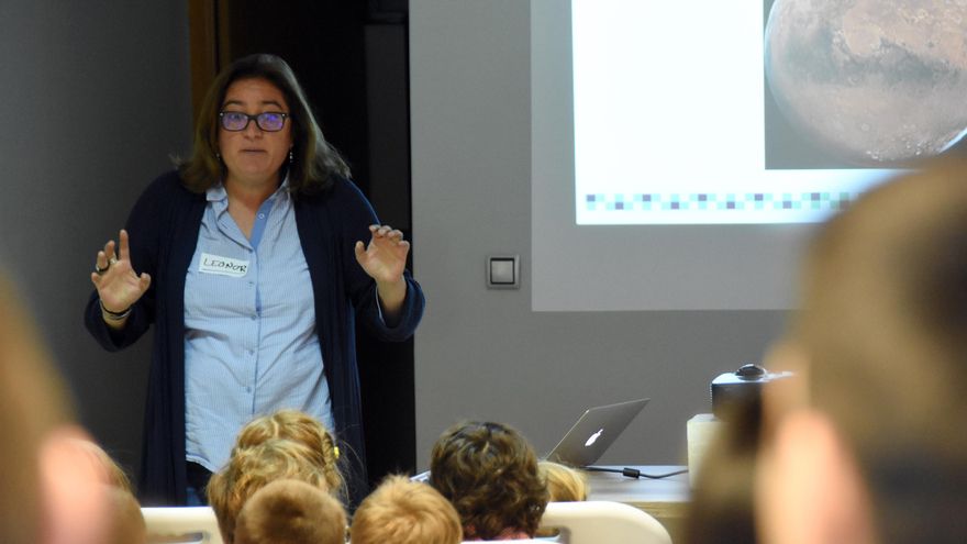 ¿Por qué hay menos mujeres que hombres que se dedican a la ciencia? "Es un problema social y cultural"