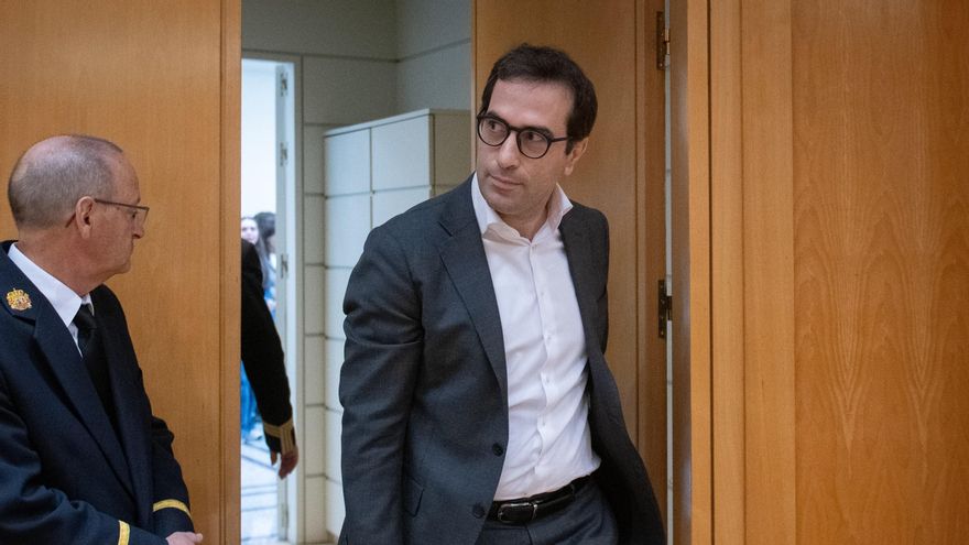 El vicepresidente primero y ministro de Economía, Comercio y Empresa, Carlos Cuerpo, a su llegada a una sesión de control al Gobierno, en el Senado, a 28 de abril de 2026, en Madrid (España).