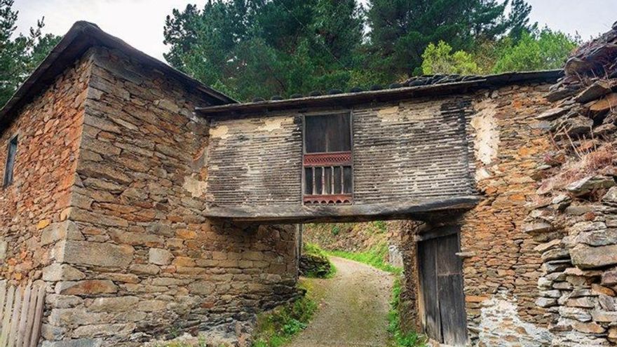 Las casas de este pequeño pueblo asturiano se comunican gracias a túneles y pasadizos