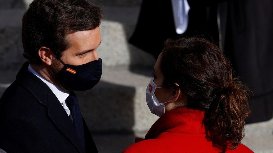 El líder del PP, Pablo Casado, y la presidenta de la Comunidad de Madrid, Isabel Díaz Ayuso, conversan a su llegada al acto institucional celebrado con motivo de 43 aniversario de la Constitución.