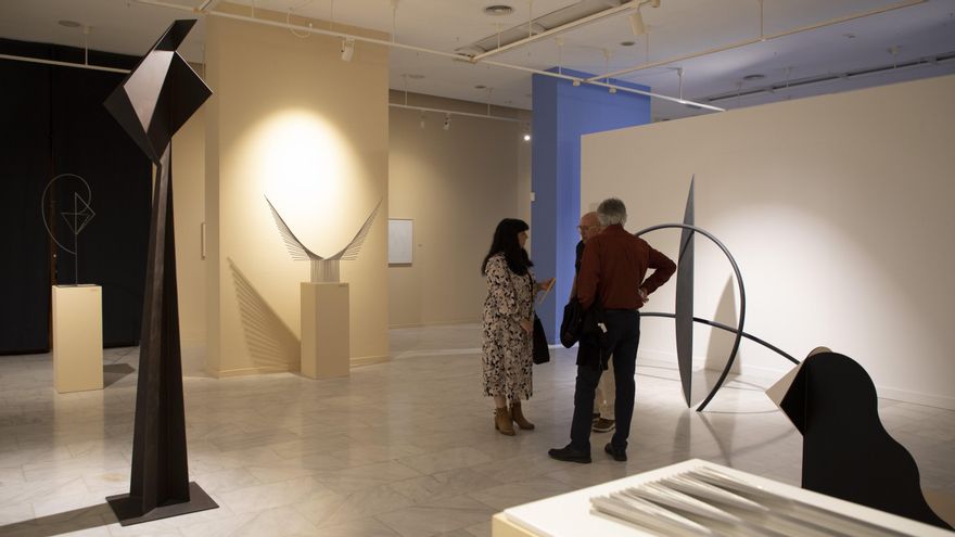 L'exposició 'Andreu Alfaro. Dibuixar l'espai' a la Casa de la Cultura Marqués de González de Quirós, de Gandia.