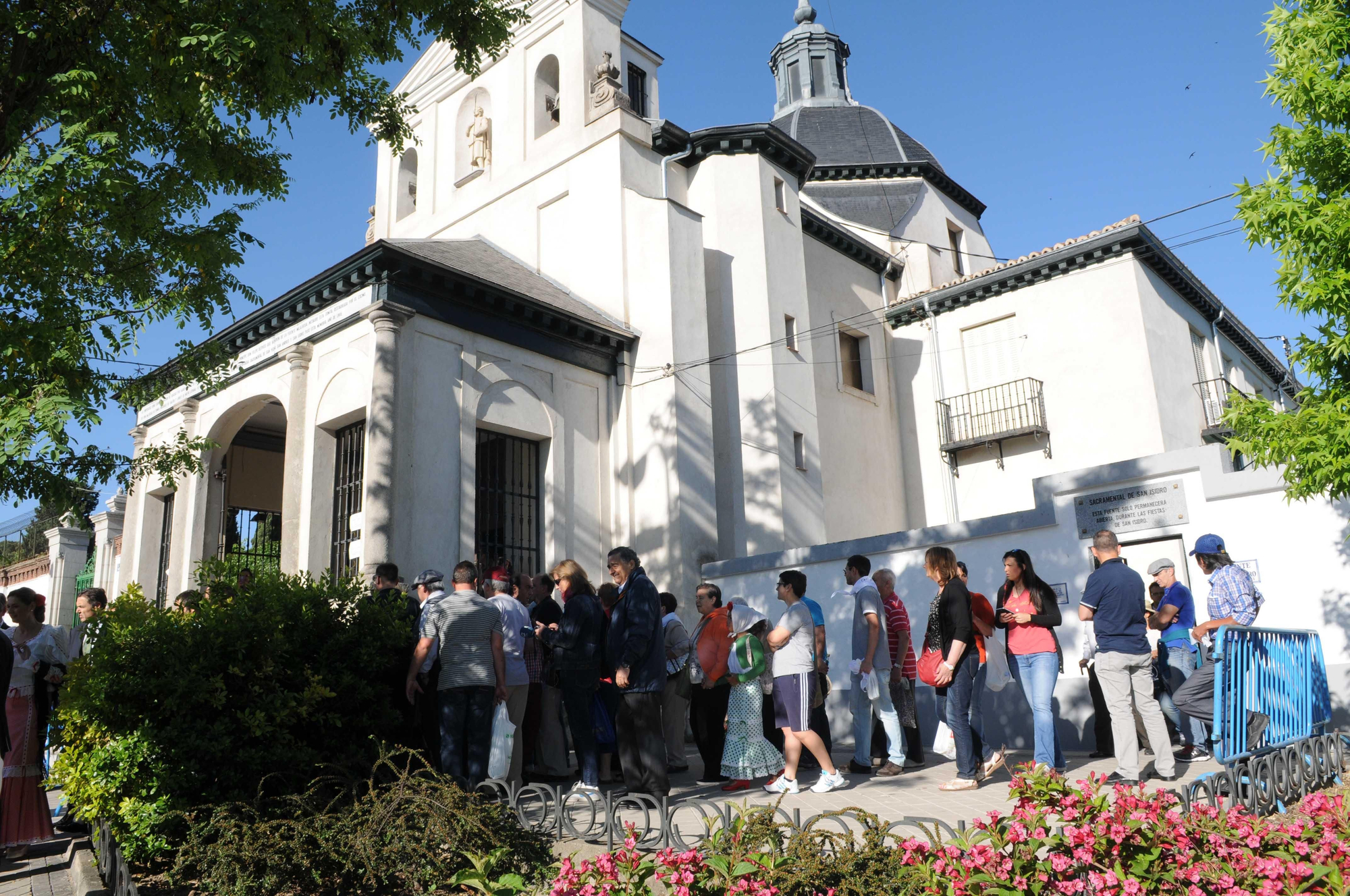 Devotos esperando para entrar a la ermita de San Isidro
