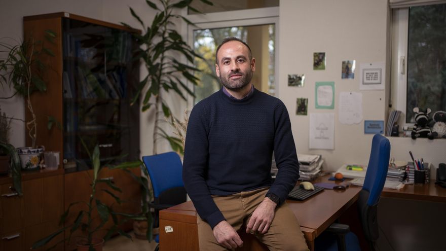 Juan Benito Lozano, en el despacho que comparte con la coordinadora del estudio, Verónica Alonso