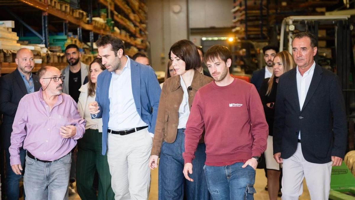 Los ministros Carlos Cuerpo y Diana Morant, durante su visita al polígono de Riba-roja.