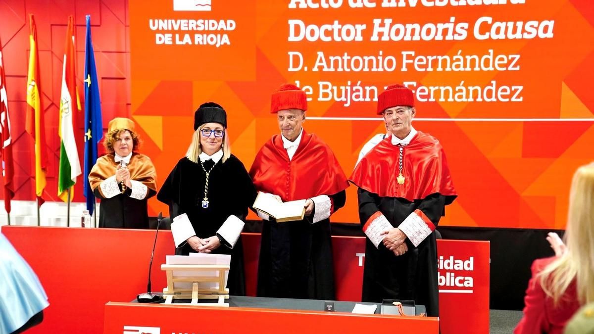La Universidad de La Rioja inviste doctor honoris causa al catedrático de Derecho Romano Antonio Fernández de Buján y Fernández