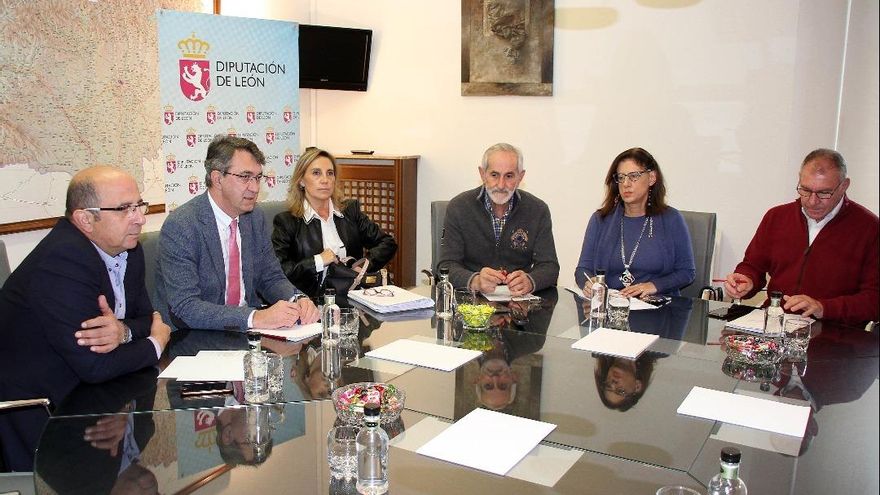 Constitución y reunión de la Comisión de Sanidad, presidida por el presidente de la Diputación, Juan Martínez Majo y la gerente del Área de Salud, Concepción Domínguez(CI). / Peio García / ICAL