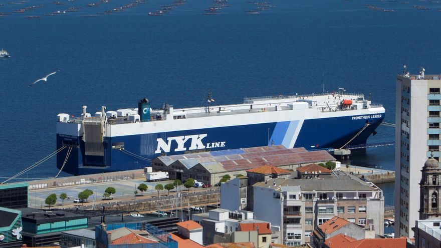 El buque RO-RO Prometeus Leader retenido en el puerto de Vigo, este lunes. El presidente de la Xunta de Galicia, Alberto Núñez Feijóo, ha pedido "prudencia" ante la presencia de la variante india del coronavirus en Galicia, detectada en cuatro marineros que llegaron a Vigo a bordo de un barco con bandera de Singapur. EFE/Salvador Sas
