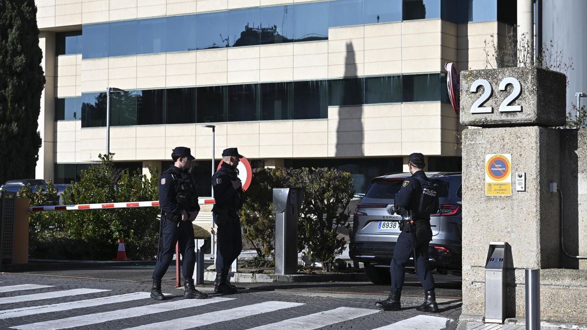 La Policía Nacional está registrando la sede de la empresa de aerolíneas Plus Ultra por un presunto delito de blanqueo de capitales, según han informado a EFE fuentes de la investigación. EFE/ Fernando Villar