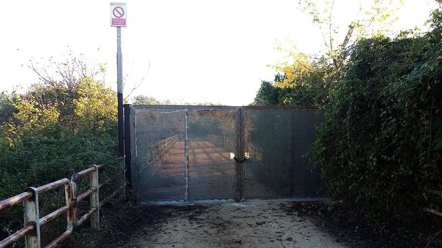 La Confederación cierra el camino junto al canal del Guadalmellato que lleva a Rabanales y Alcolea