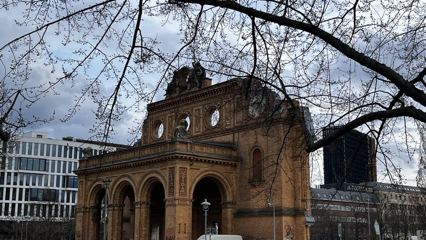 La estación que fue la “puerta del mundo” de Berlín y hoy solo conserva su fachada en ruinas
