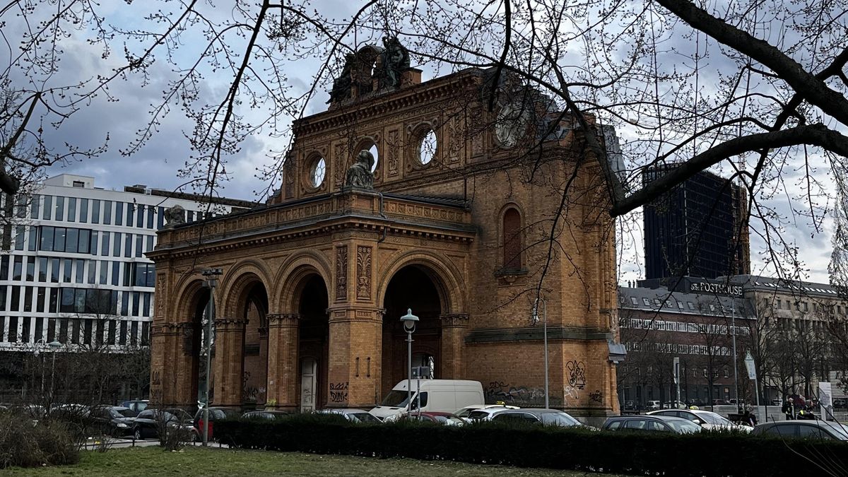 Las ruinas de la fachada de la Anhalter Bahnhof en el barrio de Kreuzberg en Berlín.