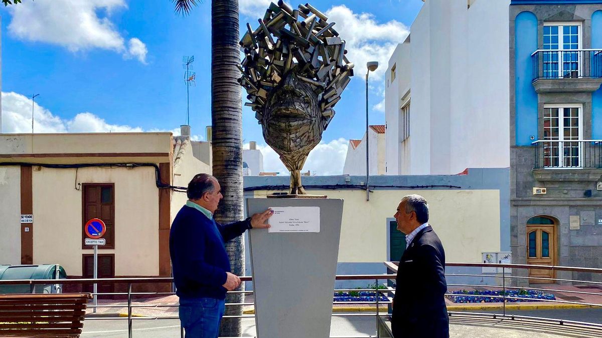 Escultura con placa de identificación en Telde, Gran Canaria