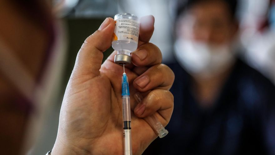 Vista de una dosis de la vacuna contra la covid-19. EFE/Dedi Sinuhaji/Archivo